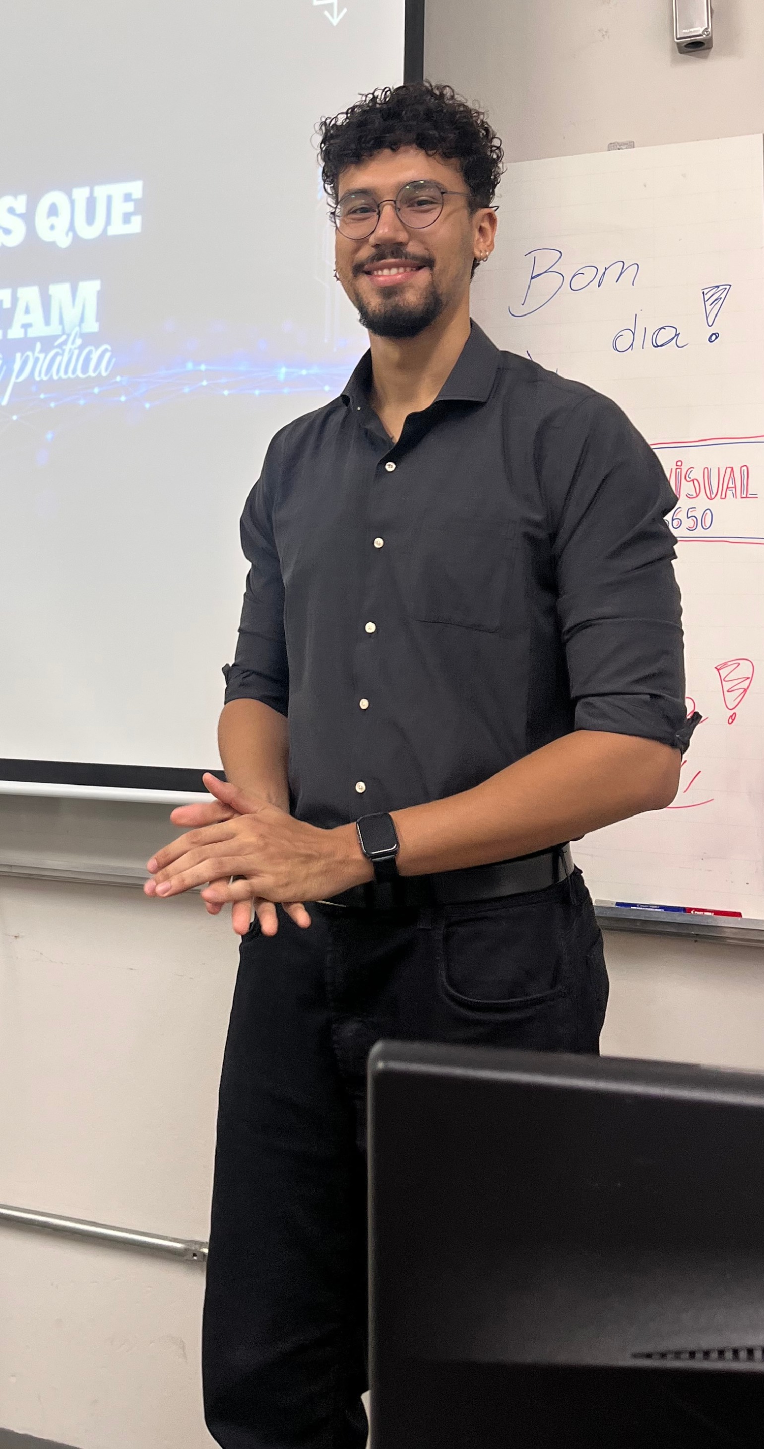 Danilo Franciscatti em sala de aula, sorrindo e pronto para iniciar a pré-consulta